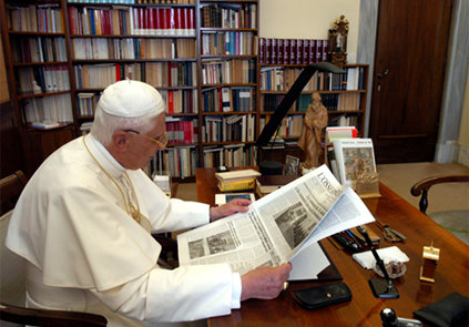 Benedicto XVI hojeando L&#39;Ossevatore Romano en su despacho
