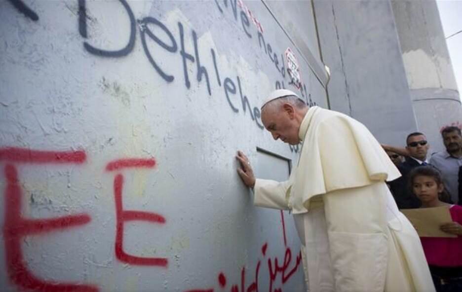 El Papa reza frente a un muro que separa Palestina de Israel durante su visita a Belén 