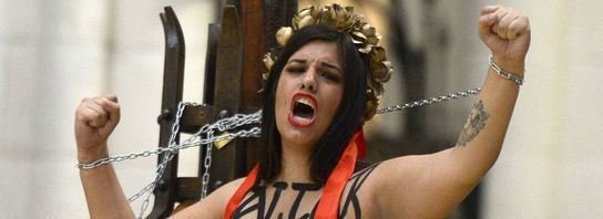 Una de las activistas de Femen que se encadenó en la Almudena