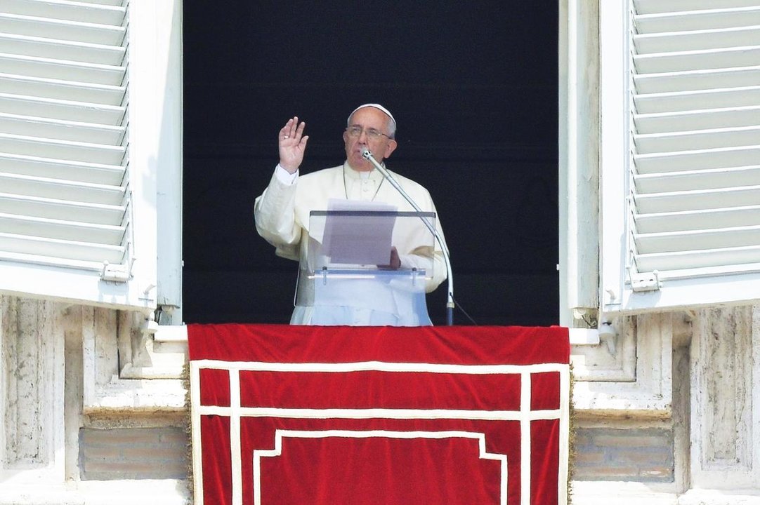 El Papa Francisco saluda a los congregados en la Plaza de San Pedro durante el rezo del Ángelus.