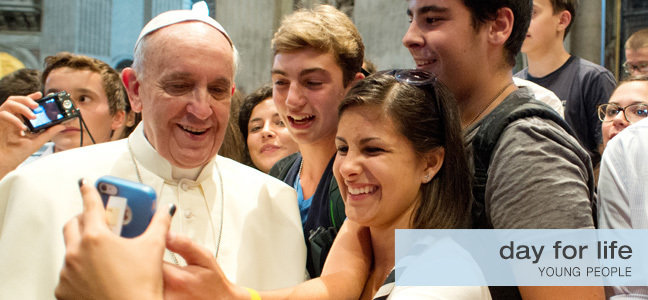 El Papa Francisco con jóvenes católicos.