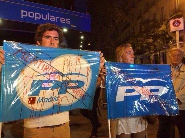 Manifestación en la sede del PP (Twitter:@AlexNavajasJosa)