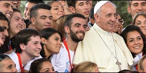 El Papa Francisco junto a un grupo de jóvenes. 