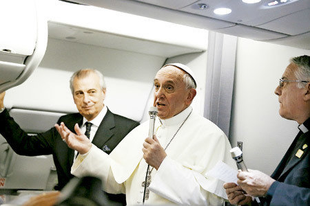 El Papa durante un vuelo oficial dirigiéndose a los periodistas que le acompañan. 