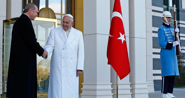 Recep Tayyip Erdogan ha recibido al papa en su palacio presidencial en Ankara.