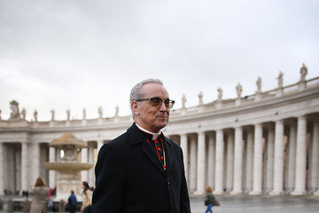 El cardenal Santos Abril, en la Plaza de San Pedro de Roma.