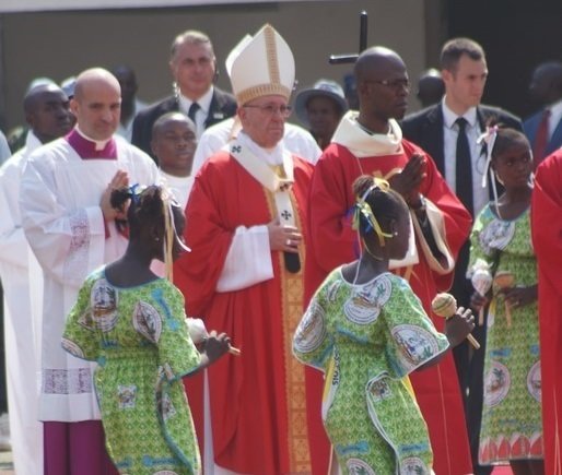 El Papa Francisco durante una misa en República Centroafricana.