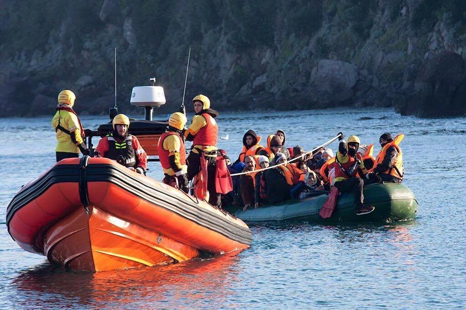 Voluntarios de la ONG española Proactiva, socorriendo a refugiados en el mar. 