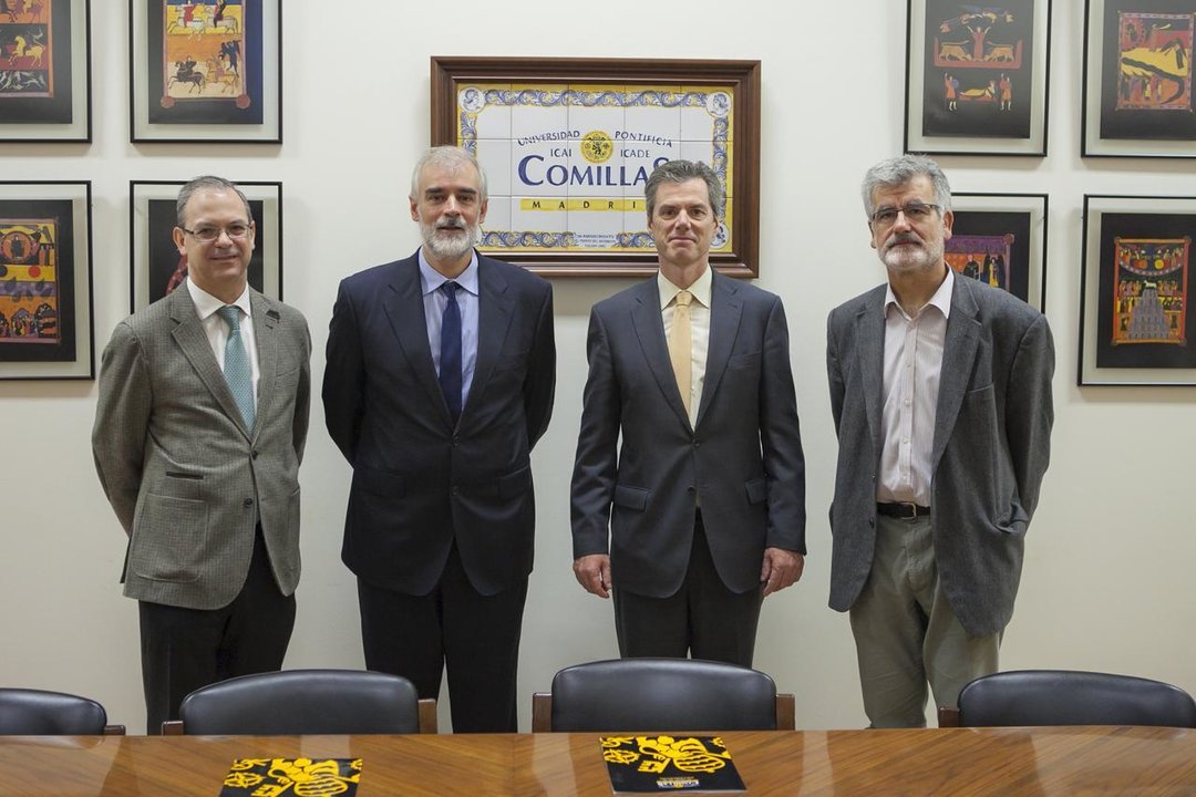 Pedro Zamora, último por la derecha, en la firma de un convenio con la Universidad de Comillas. 