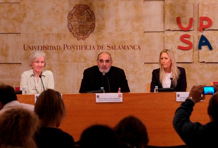 El vicerrector de Relaciones Institucionales de la Universidad Pontificia de Salamanca, Jacinto Núñez Regodón, junto con la portavoz del Congreso, Ninfa Watt (a la izquierda). 