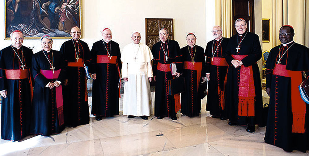 El Papa Francisco con el grupo de nueve cardenales. 