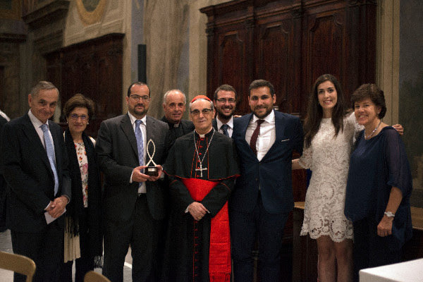 Los miembros del equipo de Poveda junto con el cardenal español Santos Abril. 