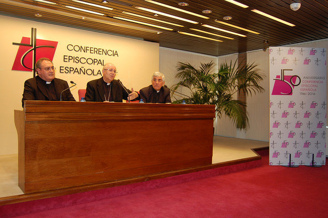 José María Gil Tamayo, portavoz de la CEE, Adolfo González Montes, presidente de la Comisión Episcopal para la Doctrina de la Fe y Agustín del Agua, secretario técnico de la misma Comisión. 