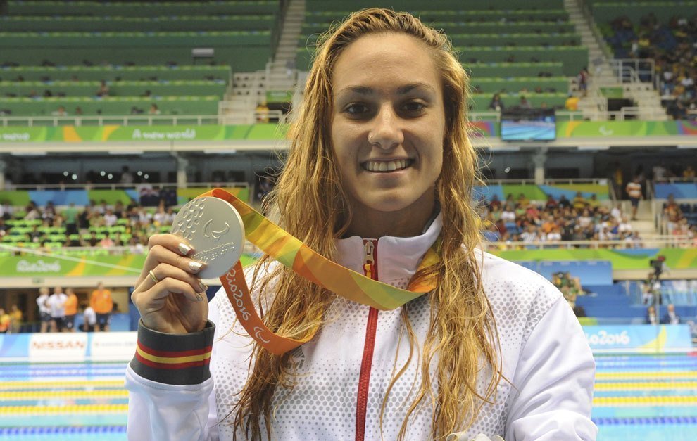 Sarai Gascón con su segunda medalla. 
