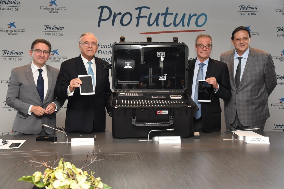 Cesar Alierta y otros miembros de Pro Futuro, mostrando un equipo de educación digital. 