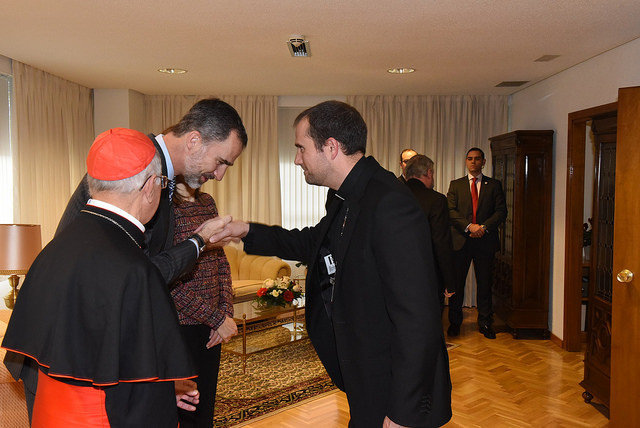 El Rey saluda con una inclinación al obispo de Solsona, Xavier Novell i Gomà. 