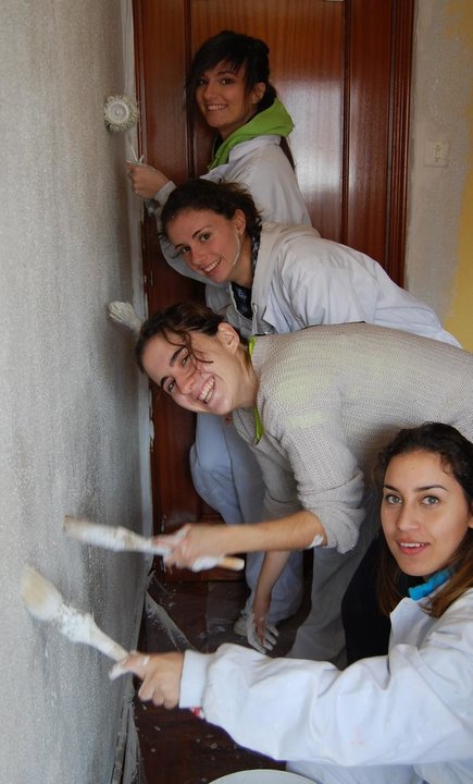 Un grupo de voluntarias pintando una de las casas de personas sin recursos. 