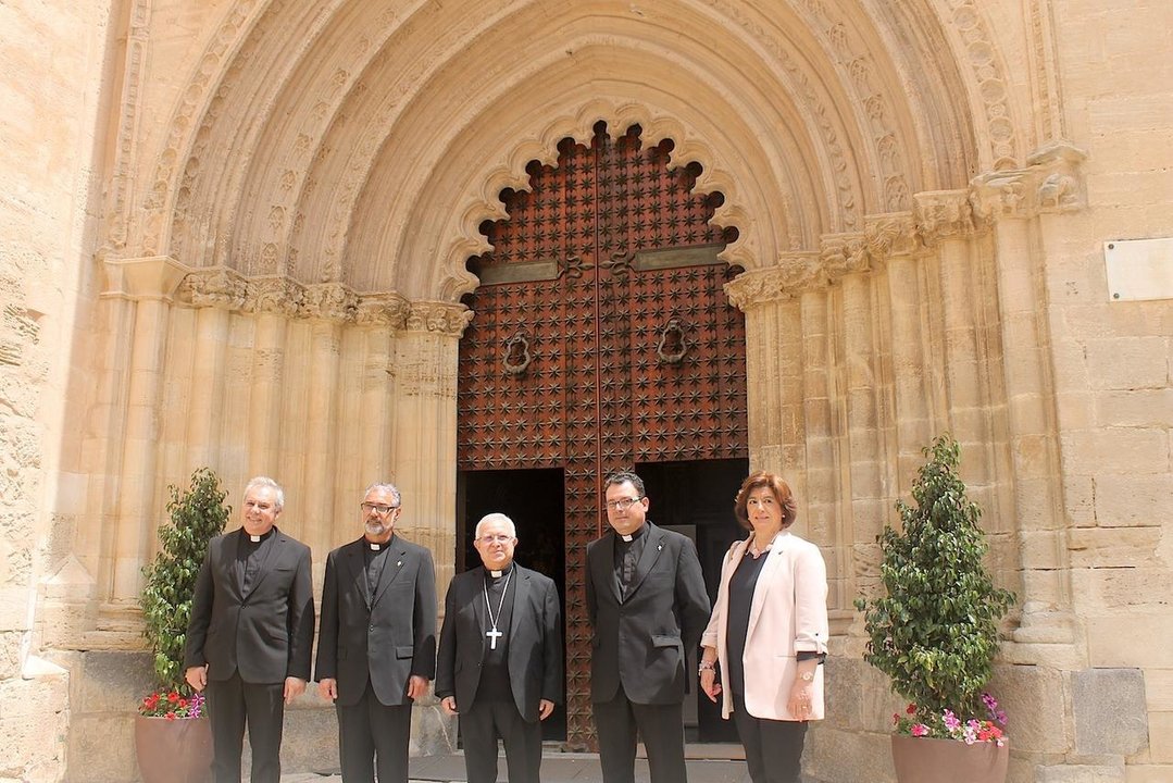 El obispo de Orihuela-Alicante, Jesús Murgui en la catedral junto a responsables del Año Jubilar de Caravaca de la Cruz (Murcia). 