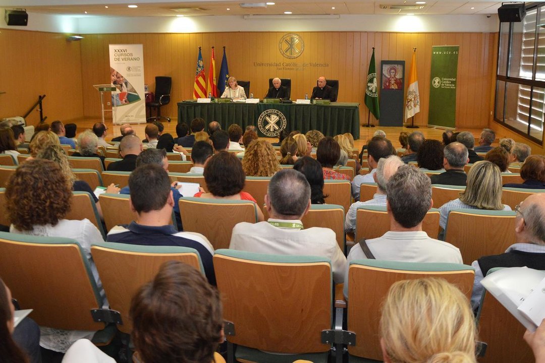 El cardenal Cañizares, en la clausura de los cursos de verano de la Universidad Católica de Valencia.  