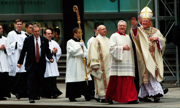 El cardenal arzobispo de Nueva York, Timothy Dolan, con sacerdotes de su diócesis. 