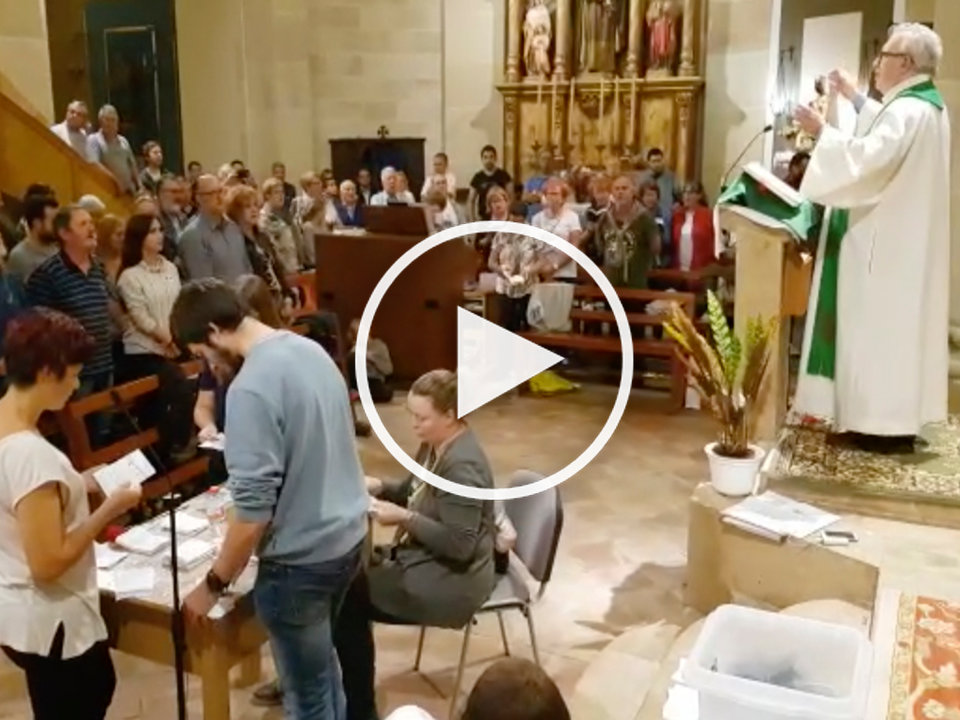 Momento del recuento de papeletas en una parroquia de Tarragona.