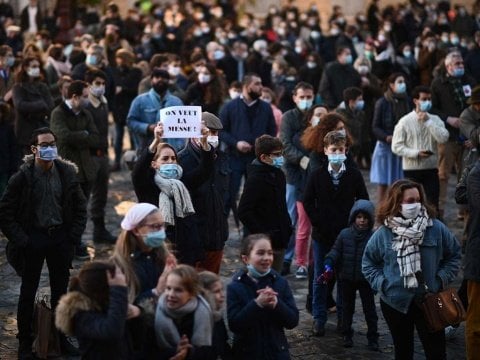 Católicos protestan en Francia contra la prohibición de asistir a Misa. 