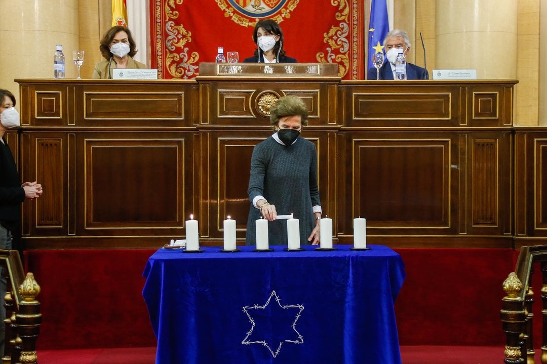 La seis velas encendidas en el Día del Holocausto celebrado en el Senado. 