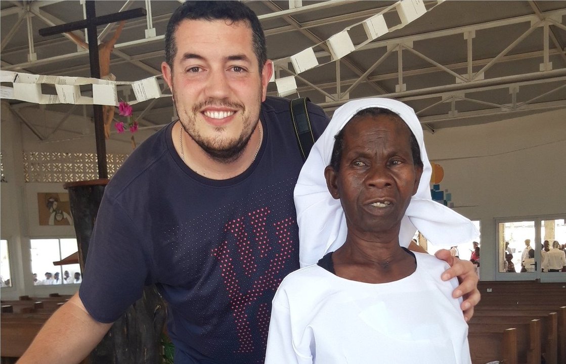 Josué Villalón con la anciana que ha recibido el bautismo.