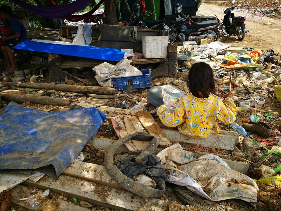 Una niña de Camboya en los suburbios.