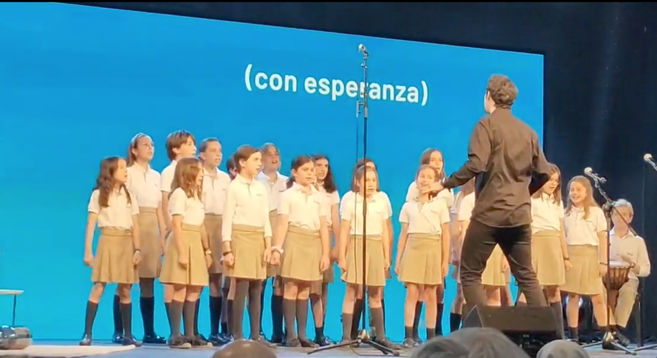 El coro del colegio La Salle Maravilllas abre la gala de la presentación de la Memoria de Actividades de la Iglesia.