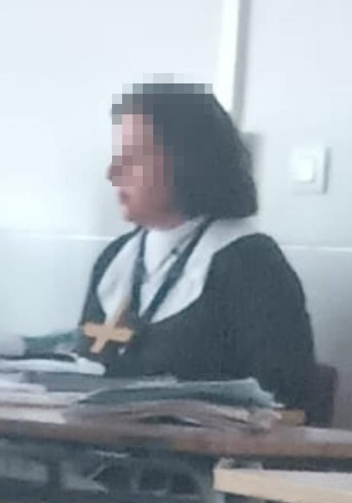 Profesora disfrazada de monja.