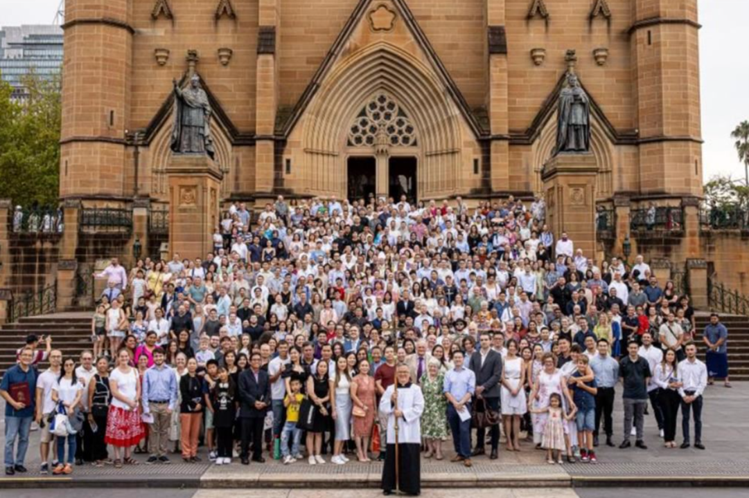 Los catecúmenos frente a la Catedral el 18 de febrero. Crédito: Archidiócesis de Sydney.