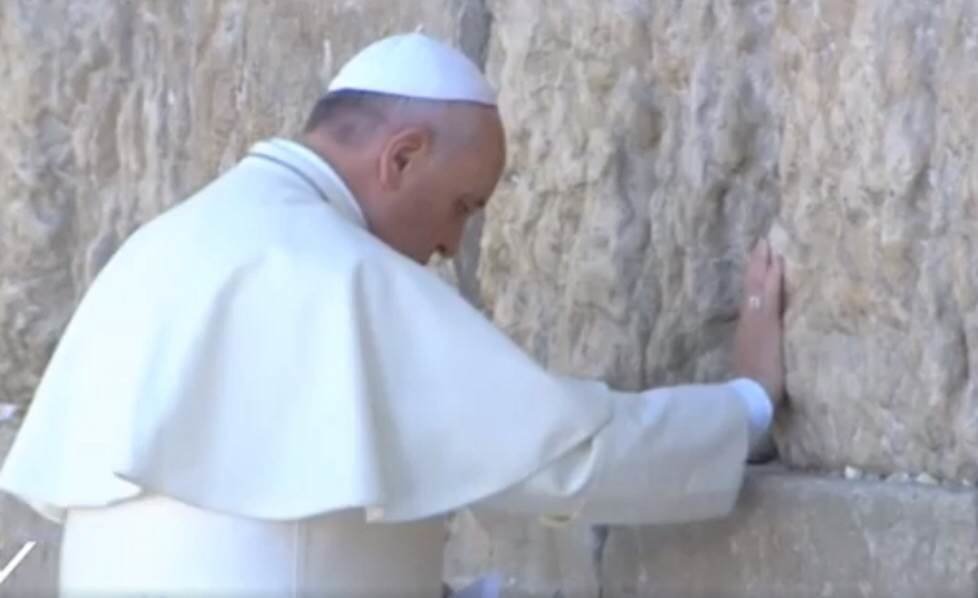 El Papa reza en el muro de las lamentaciones en su último día en Tierra Santa 