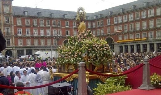 Celebración del día de La Virgen de La Almudena, en la Plaza Mayor de Madrid. 