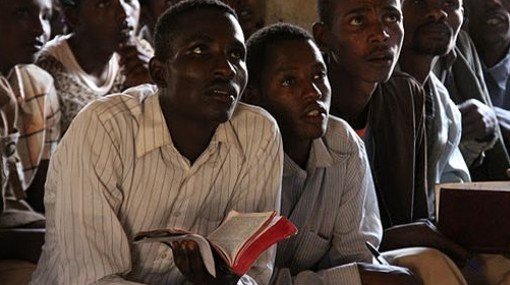 Grupo de nigerianos católicos se reúnen para estudiar y leer la Biblia. 