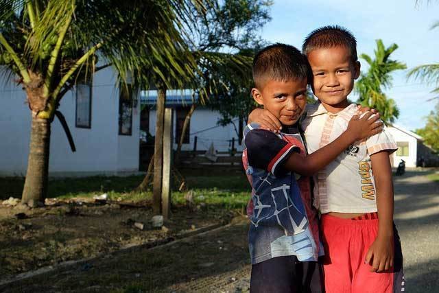 Dos niños supervivientes del tsunami que asoló las costas de Haití en 2004.