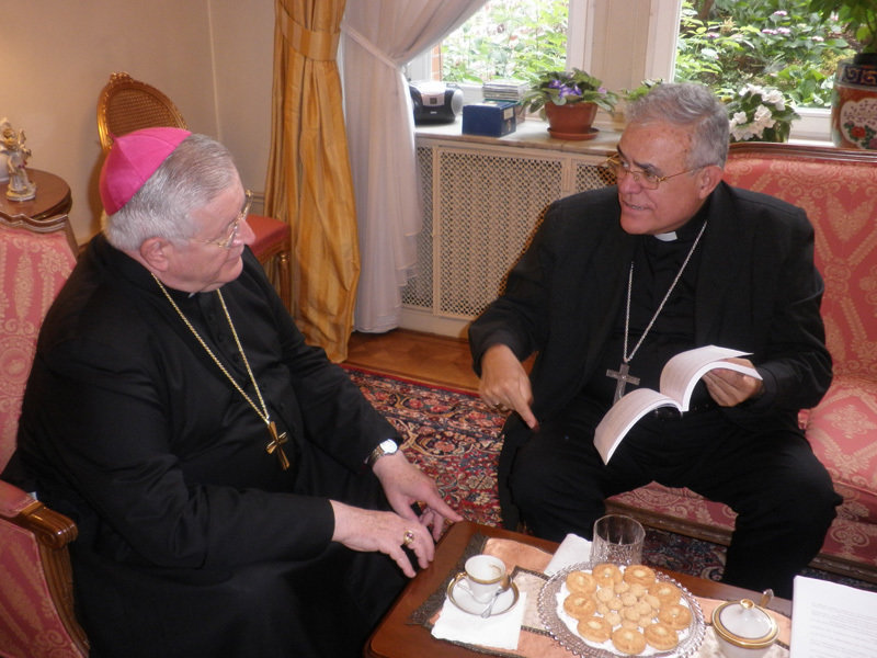 El obispo de Córdoba en su reunión con el Nuncio Apostólico en Bruselas.