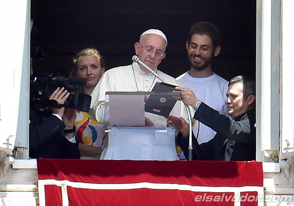 El papa Francisco inscribiéndose a la JMJ a través de la tablet. 