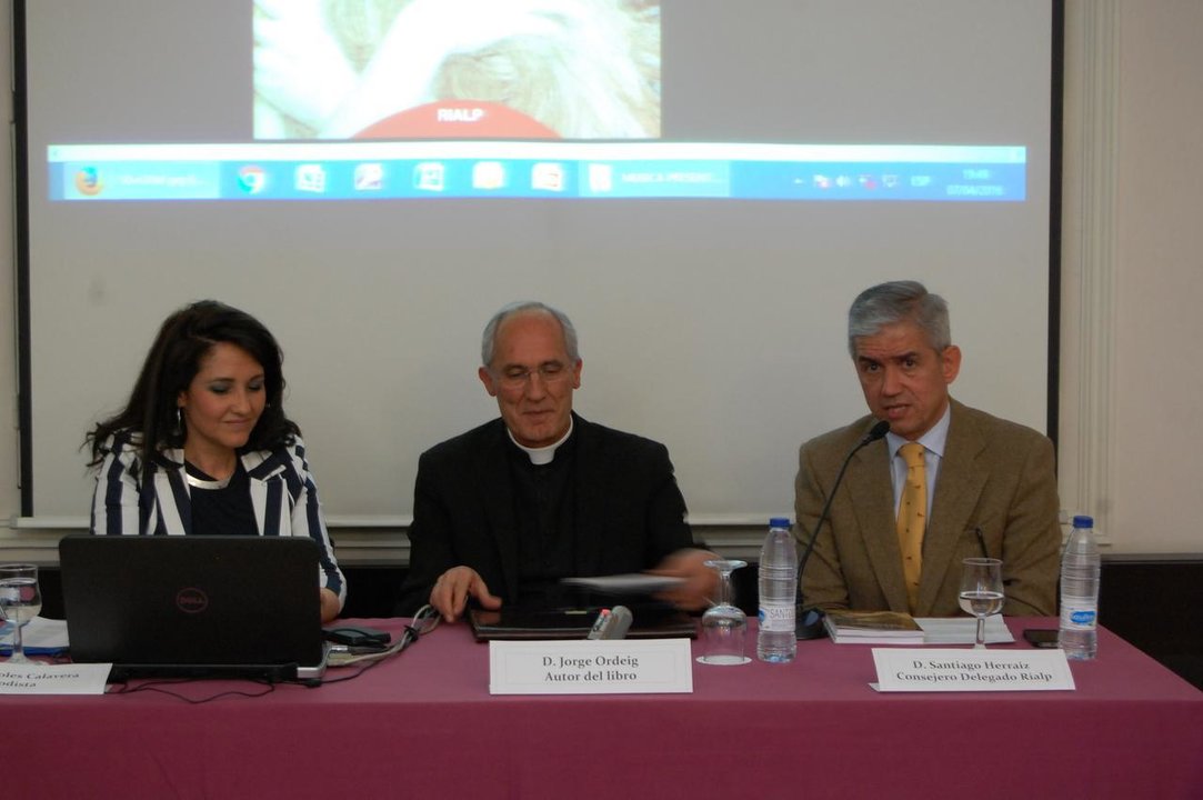La periodista Sonsoles Calavera, el sacerdote Jorge Ordeig y Santiago Herraiz, consejero delegado de la editorial Rialp. 