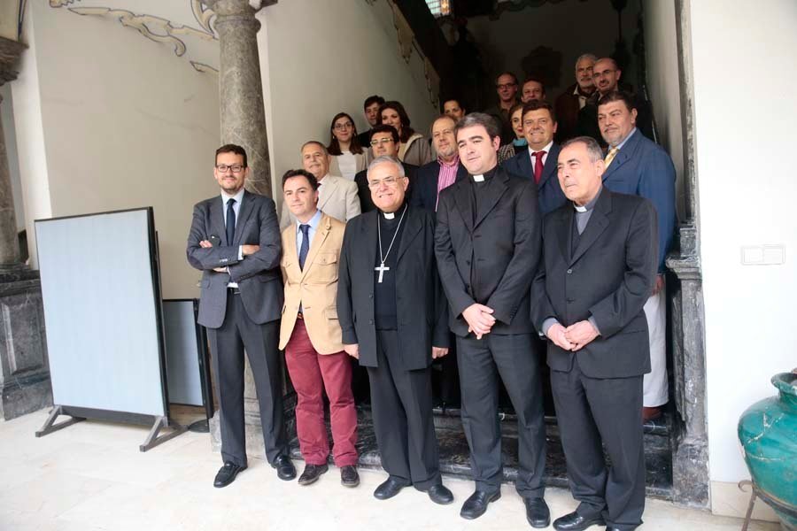 El obispo de Córdoba con periodistas. Foto: diócesis de Córdoba. 