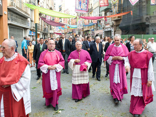 El obispo de Orihuela-Alicante, Jesús Murgui, durante una fiesta patronal. 