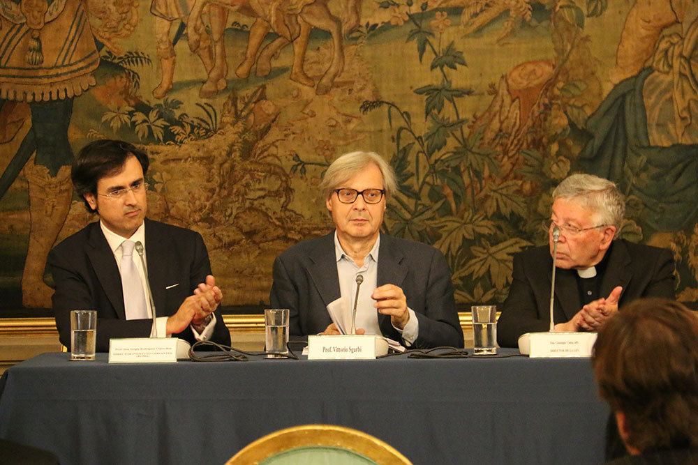 El director del Instituto Cervantes de Roma, Sergio Rodríguez López-Ros; el escritor italiano Vittorio Sgarbi; y el sacerdote Giuseppe Costa, director de la Librería Editrice vaticana.