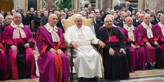 El Papa Francisco con miembros del Tribunal de la Rota, con motivo de la apertura del año judicial. 