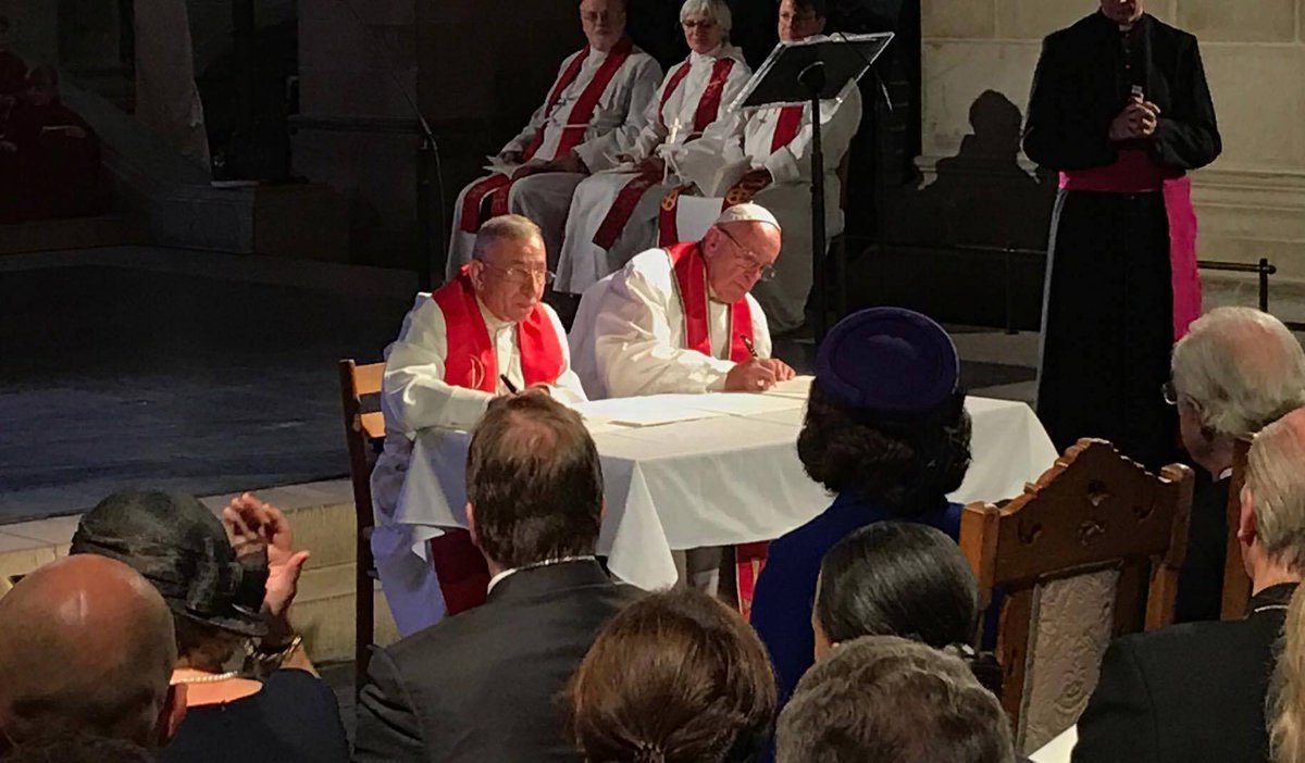 Francisco y el obispo luterano Munib Younan, presidente de la Confederación Luterana Mundial (CLM) firman el documento conjunto.  