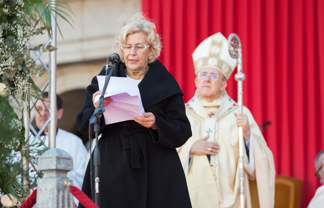Manuela Carmena, en los actos de La Almudena. Detrás, el arzobispo Carlos Osoro.