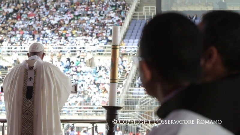 El Papa Francisco durante la Misa en el Air Defense Stadium del Cairo. 