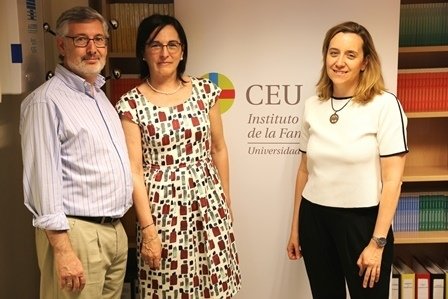 El director del Instituto CEU de la Familia, Elio Gallego; Nieves González Rico y Carmen Sánchez Maíllo, también del Instituto de la Familia. 
