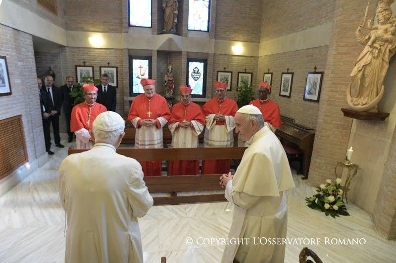Los cinco cardenales saludando a Benedicto XVI. 