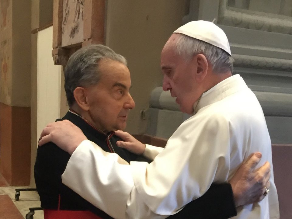 El Papa Francisco abraza al cardenal Caffarra. 