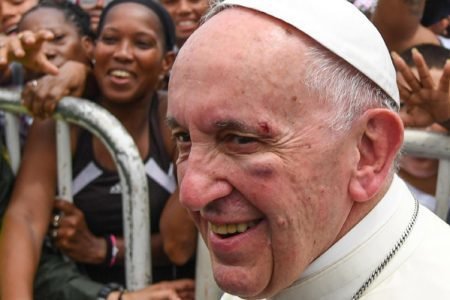 Imagen del Papa Francisco tras el golpe con el cristal del papamovil. (Reuters) 